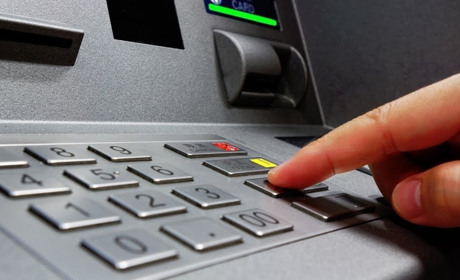 Ощадбанк у Корюківці починає виплачувати соцдопомоги й субсидії. Є готівка в касі та банкоматах