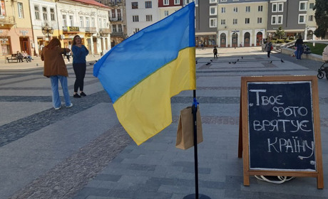 У Дрогобичі місцева фотографиня допомагає збирати кошти для ЗСУ