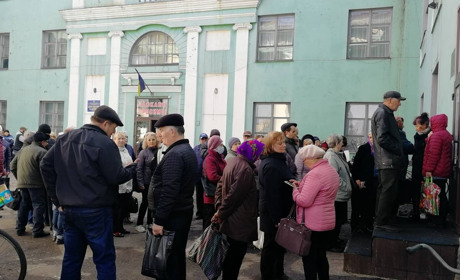 Харчі для пенсіонерів: у Добропіллі видаватимуть продукти для людей 75+