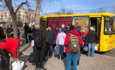З Луганщини попри постійні обстріли виїхали 370 людей: стан справ на 16 квітня
