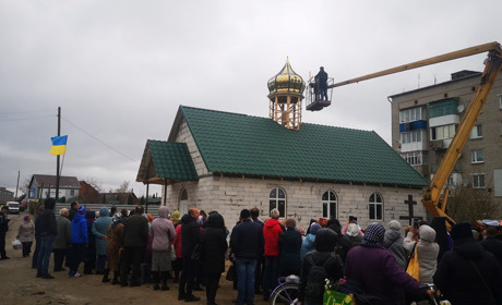 В Барі освятили накупольний хрест нової каплиці ПЦУ