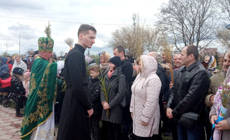 Дай, Боже, за рік діждати: у Нетішині віряни освятили вербові гілочки (фото)