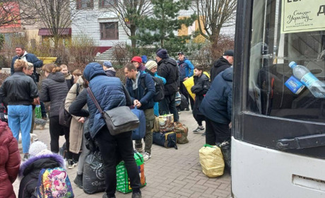 Безпечна евакуація з Торецька: поліція забезпечує охорону колон