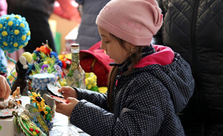 У Нікополі на благодійному ярмарку «Великодній кошик» було зібрано понад 13 000 грн для потреб ЗСУ