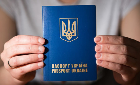 Для перетину кордону з країнами ЄС українцям знову потрібен закордонний паспорт: виключення є