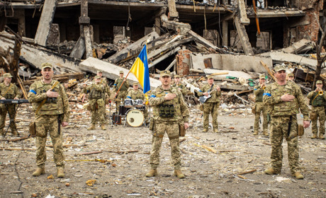 Військові Дніпропетровщини виконали пісню січових стрільців на зруйнованій окупантами будівлі