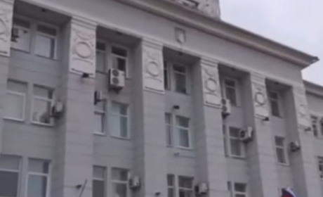 Росіяни зняли з будівлі Бердянської міської ради герб України
