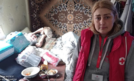 Одна волонтерка і закупівлі на паузі: як працює Товариство Червоного Хреста у Мар'їнці