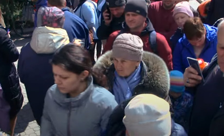 "Дві хлібини на п'ятьох, дві коробки сірників та жменя цукерок": за чим стоять в чергах волновасьці