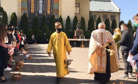 Як у Дрогобичі працюватимуть храми на Великодні свята