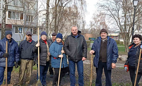 Лопати, граблі, мітли та найголовніше – руки й серця людей