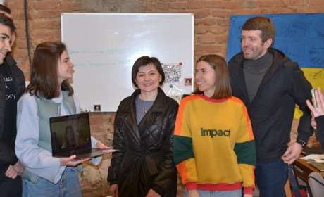 20 прихистків, 342 анкети евакуйованих, 10 гумконвоїв. Як працює волонтерський центр у Чернівцях