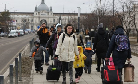 Наші - за кордоном: "Волонтеримо та ходимо на акції протесту за Україну"