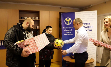 20 родин переселенців з Волновахи отримали продукти до Великодня. Фото