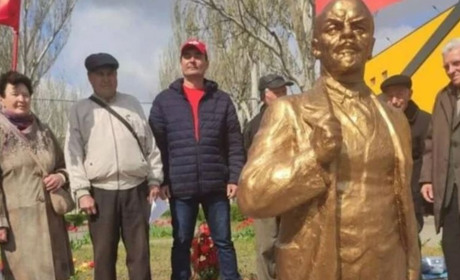 Мелітопольські комуністи витягли на вулицю бронзову фігуру Леніна