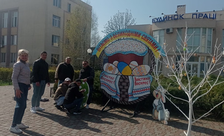 У Балтській громаді готуються Великодня: прикрашають місто та передають паски на передову