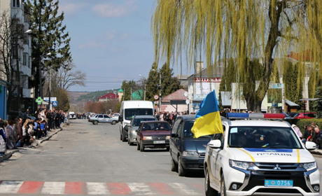 Великдень, а Шумськ зустрічає загиблого військового Михайла Польового з Великих Дедеркал