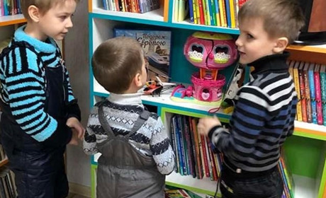 Бібліотекарі носять книги по домівках, або Як юнацька бібліотека Лозової переформатувала роботу?