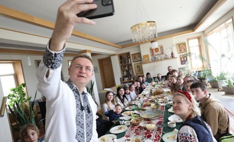 Дітей з Торецька запросив на великодній сніданок міський голова Львова Андрій Садовий