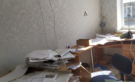 Разграбленный офис и новые люди: один день из жизни волновахской семьи