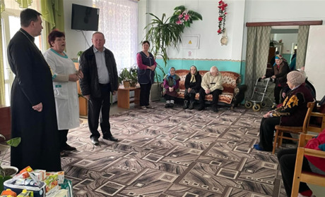 Як підопічні терцентру в Пробіжні на Чортківщині перед Великоднем дарунки отримали