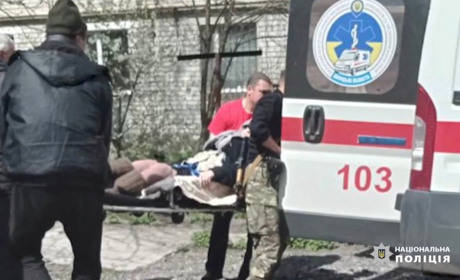 Несли під обстрілами кілька сотень метрів. Історія порятунку жительки Мар'їнки