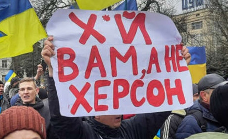 Мирний мітинг у Херсоні розігнали світлошумовими гранатами та сльозогінним газом