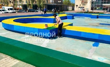 Фонтан на центральній площі перефарбовують у зелений, щоб не нагадував український прапор