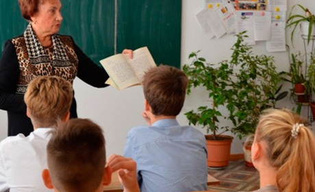 У Генічеську окупанти змушують вчителів перейти на російську шкільну програму