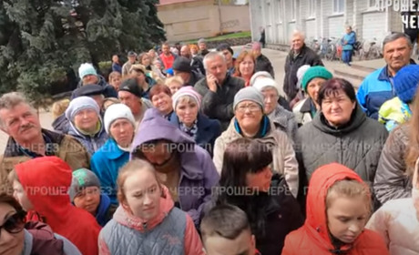 Пасха 2022 в Волновахе. “А ещё одну можно?”, — самая частая просьба горожан в очереди за паской