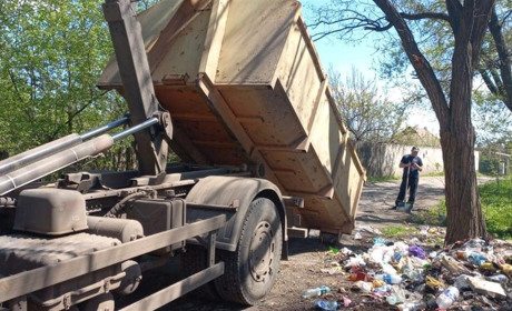 У Мар'їнській громаді через бойові дії не працюють комунальники. Тут не вивозиться сміття