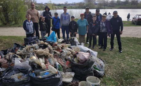 Вихованці клубу ДАО з переселенцями поприбирали біля водойми села Широке