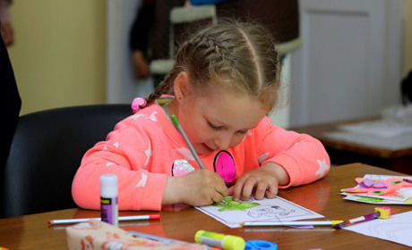 «Розвивашки»: як у нікопольській бібліотеці по вулиці Запорізькій проходять заняття для дошкільнят