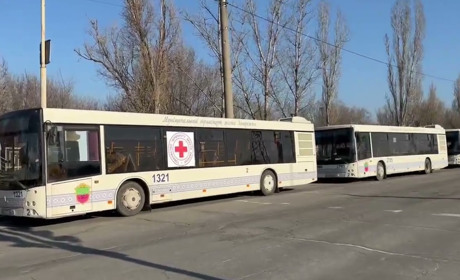 Евакуація почалась: колона автобусів виїхала з Маріуполя та прямує до Луначарського кільця