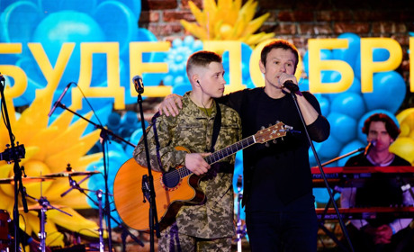 Гурт «Океан Ельзи» та первомаєць Олександр Свіріденко заспівали разом у київському метро