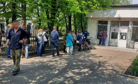 Червоний Хрест у Первомайську видає гуманітарну допомогу соціально незахищеним. Оновлено