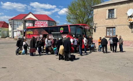 Зі зруйнованих міст Луганщини є сотні охочих виїхати, але евакуація там заблокована