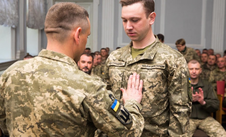 Бійцям окремого полку зв’язку ОК "Північ" вручили чергові та позачергові військові звання