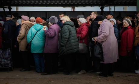 В окупованому Сватовому знущаються з літніх людей при отриманні пенсії