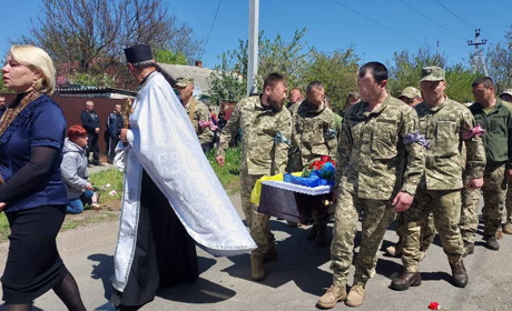 З прапорами та схиливши коліна Первомайщина прощалася із захисником: загинув Віталій Пчелінський
