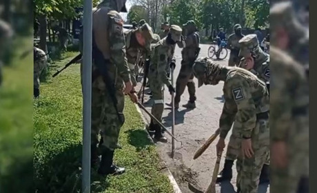 Розвішують прапори та білять дерева: як у Лазурному окупанти готуються до 9 травня