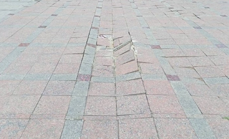 У Скадовську окупанти зіпсували плитку під час концерту, присвяченому 9 травня