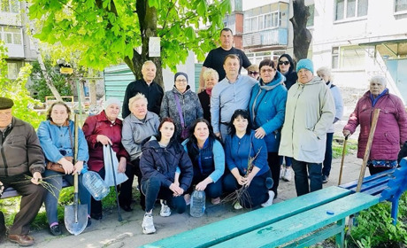 Покровчани висаджують квіти і фруктові дерева