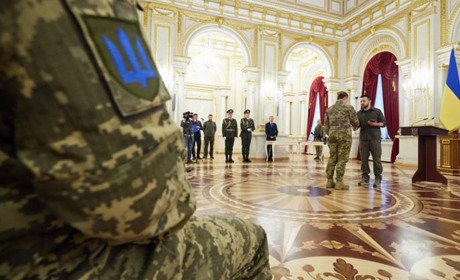Головнокомандувач ЗСУ Залужний став першим кавалером Хреста бойових заслуг