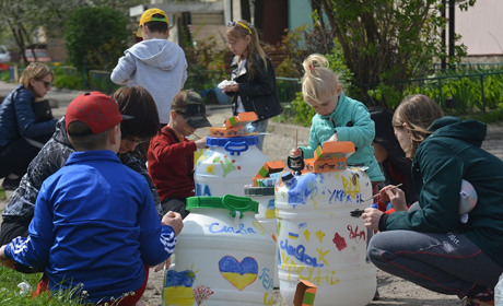 "Миколаїв+Гадяч дорівнює любов": гадяцька малеча розмальвувала бочки для води. Фоторепортаж