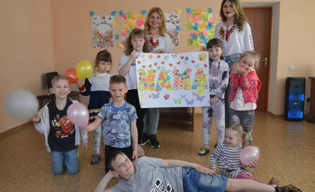 В Гадячі маленьким переселенцям допомогли приготувати дарунки мамам