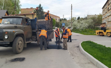 У Старокостянтинові латають дороги