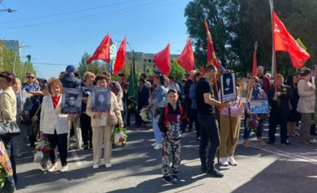 9 травня у Мелітополі: росіяни зібрали військових та провели «Безсмертний полк»