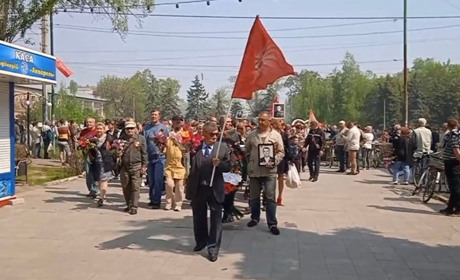 «Вечный огонь», «бессмертный полк» та прапори СРСР: 9 травня у Скадовську