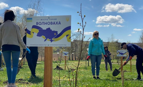 На честь Волновахи саджають дерева. Фото